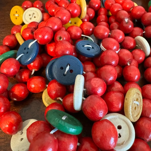 VINTAGE WOOD BEADED GARLAND 18’ RED AND GREEN and COLORED BUTTONS - Picture 3 of 3